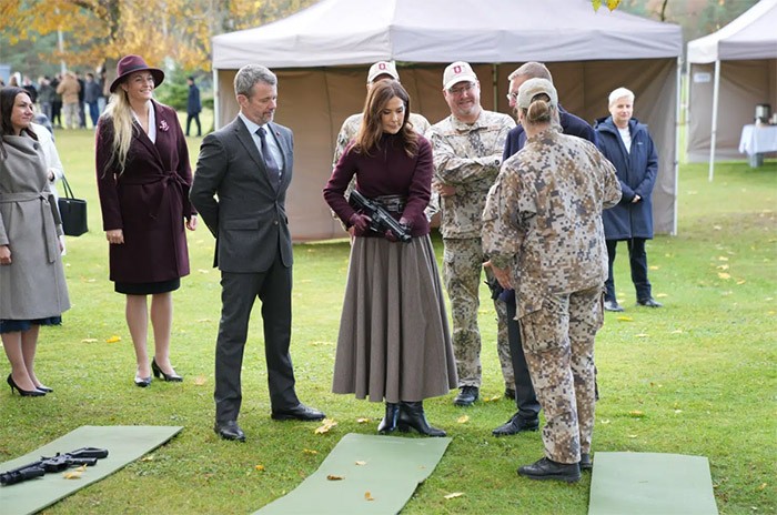 КОРОЛЕВА С ВИНТОВКОЙ