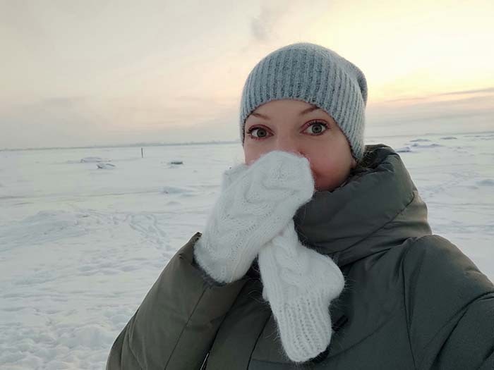 ПОЛИНА И СНЕЖНЫЙ ВИД ИЗ ОКНА