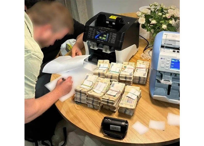 ПАУК В ЦЕНТРЕ ПАУТИНЫ