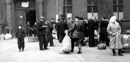 &quot;Добровольная&quot; репатриация: как Латвия своих этнических немцев провожала
