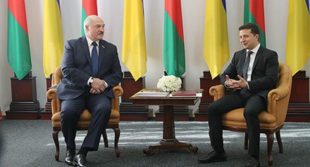 Формула диалога: почему Лукашенко защищает президента Украины?