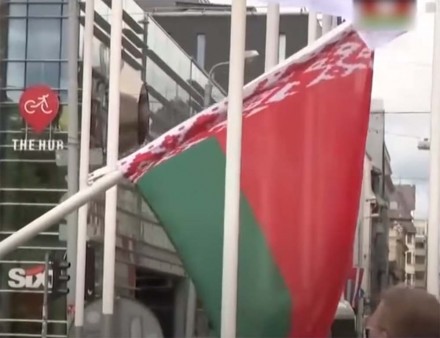Посольство США украло белорусский флаг в Риге.
