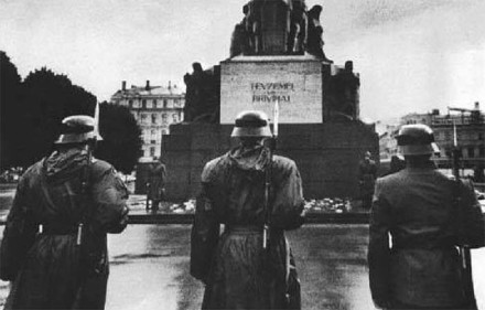 КАК СТАНОВЯТСЯ ЛЮДЬМИ ТРЕТЬЕГО СОРТА