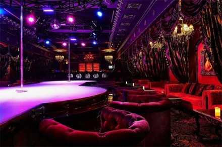 КАФЕДРАЛЬНЫЙ СКАНДАЛ В НОЧНОМ КЛУБЕ