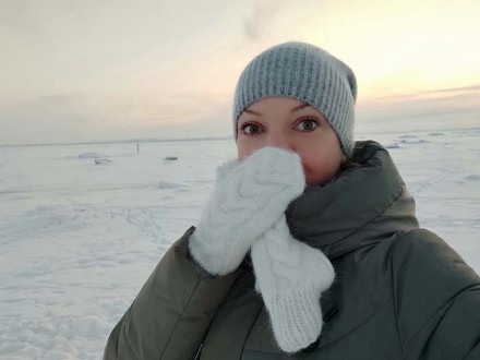 ПОЛИНА И СНЕЖНЫЙ ВИД ИЗ ОКНА