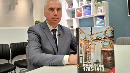 МЕЖДУ КАМЕРОЙ И БИБЛИОТЕКОЙ