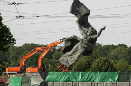 ​ПАМЯТНИКИ СНЕСЛИ, ПАМЯТЬ НЕТ