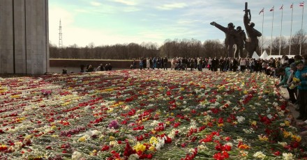 Русским приготовиться: наступление на Памятник Освободителям Риги продолжится