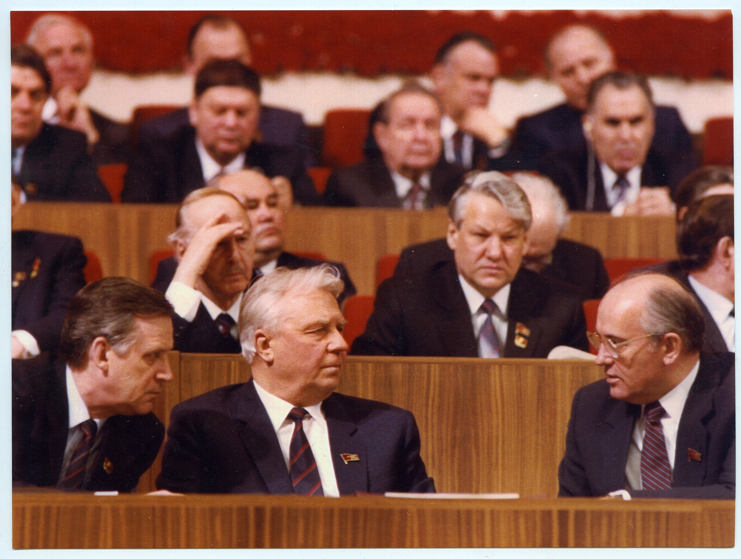 Политика против правительства. Горбачев 1991. Горбачев генеральный секретарь ЦК КПСС. Ельцин 1992.